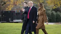 Mantan Presiden AS Donald Trump, Melania Trump, dan Barron Trump di 2019. Dok: AP/Evan Vucci