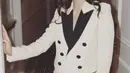 Blazer monokrom bernuansa kontras juga hadirkan elegansi look yang sempurna.  [Foto: Instagram/ Raline Shah]