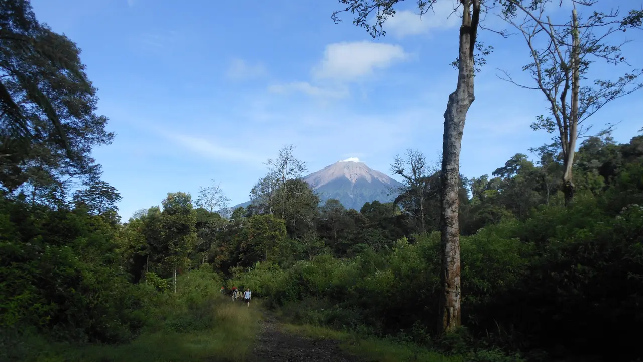 Gunung Kerinci dilihat dari perjalanan ke Gunung Tujuh di Sumatera