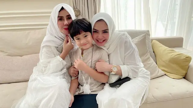 Amy Qanita dan Rieta Amalia mengasuh cucu (Instagram/rieta_amilia)