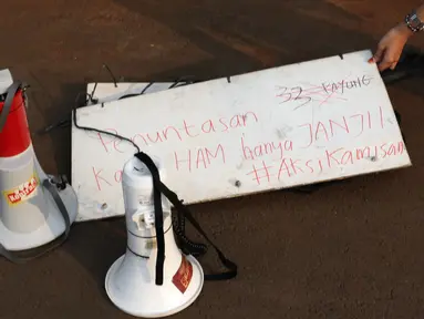 Aktivis mengambil alat peraga unjuk rasa saat aksi Kamisan di depan Istana Merdeka, Jakarta, Kamis (13/12). Mereka meminta pemerintah segera menyelesaikan kasus-kasus pelanggaran HAM di Indonesia. (Liputan6.com/Helmi Fithriansyah)