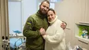 Tentara Ukraina Vitalii Khroniuk memeluk rekannya Anna Sokurenko saat kunjungan mereka ke klinik kesuburan IVMED di Kiev, Ukraina, 4 Februari 2023. Sadar bahwa dia bisa mati kapan saja, pria berusia 29 tahun itu memutuskan untuk mencoba cryopreservasi - proses pembekuan sperma atau sel telur yang dilakukan oleh beberapa tentara Ukraina karena mereka menghadapi kemungkinan tidak akan pernah pulang. (AP Photo/Evgeniy Maloletka)