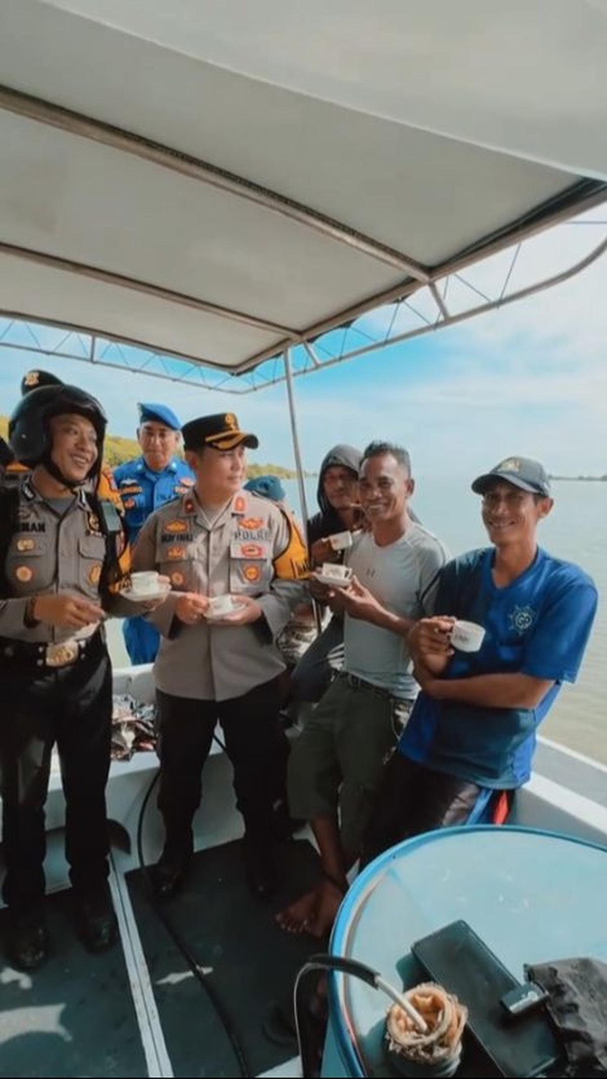 Anggota Polisi Nyantai di Atas Kapal<br>