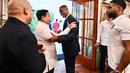 Presiden Prabowo menyalami pelatih Timnas Indonesia, Patrick Kluivert saat menyambut kedatangan Skuad Garuda dalam kunjungannya di Kartanegara, Jumat (06/06/2025). (Biro Pers Sekretariat Presiden/Cahyo)