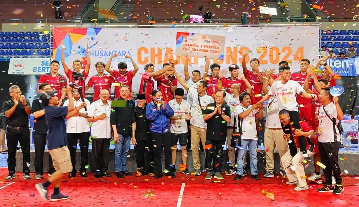 Tim putra Tectona Bandung merayakan keberhasilan menjuarai Bolavoli Nusantara Cup 2024 setelah membungkam Bintang Mahameru Sejahtera Bekasi dengan skor 3-1 (25-19, 25-18, 22-25, 25-20) pada laga final di GOR UNY Yogyakarta, Minggu (24/3/2024). (Dokumentasi PBVSI)