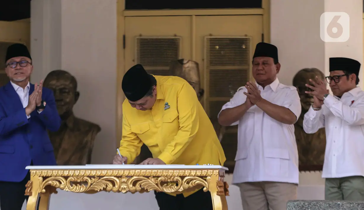Airlangga juga menyatakan dukungan Golkar kepada Prabowo. Dia menegaskan partai Golkar menjatuhkan pilihan kepada Prabowo karena sosoknya lahir dari rahim partai Golkar. (Liputan6.com/Faizal Fanani)