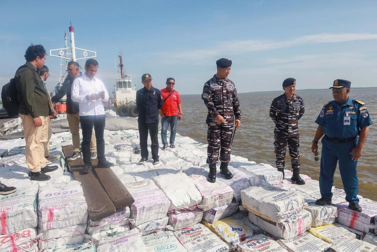FOTO: TNI AL Gagalkan Penyelundupan 200 Ton Arang Bakau di Perairan Meranti