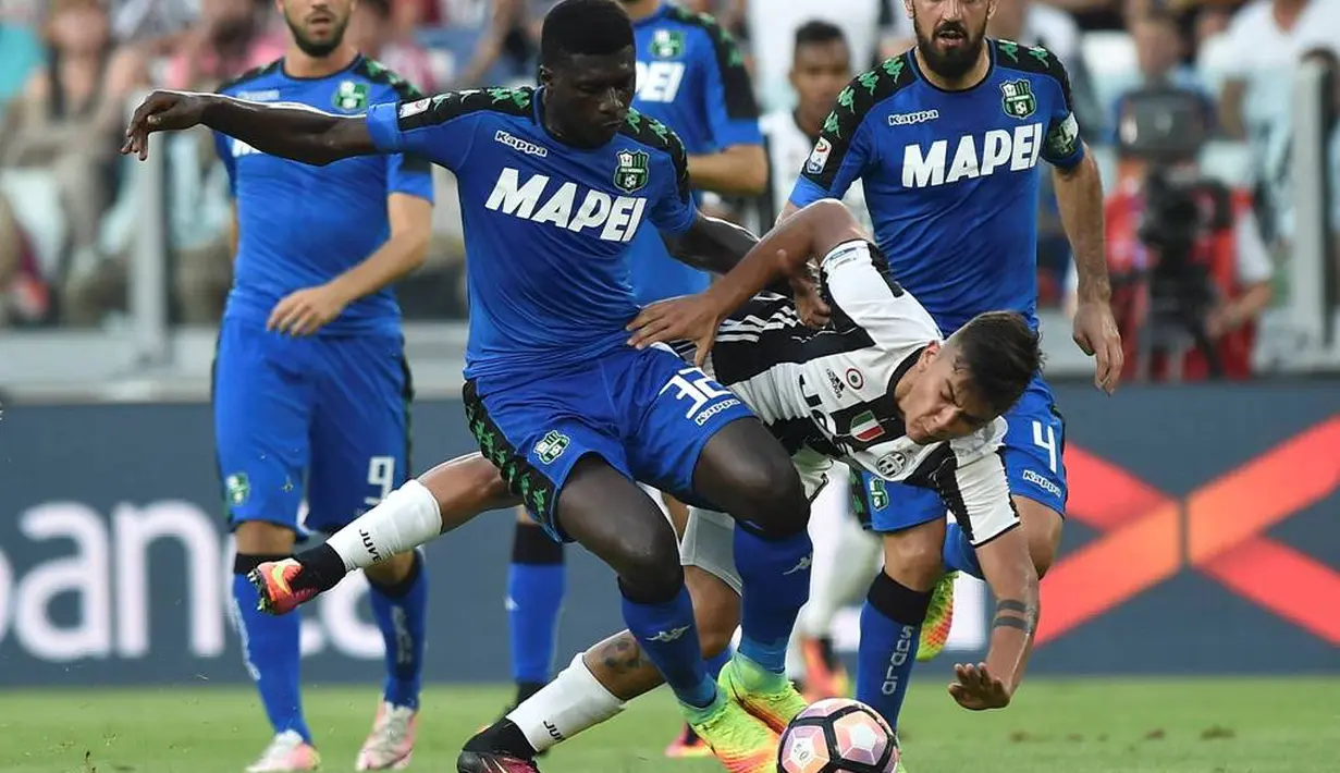 Pemain Juventus, Paulo Dybala, dihadang pergerakannya oleh pemain Sassuolo dalam lanjutan Serie A di Juventus Stadium, Turin, Sabtu (10/9/2016). (Reuters/Giorgio Perottino)