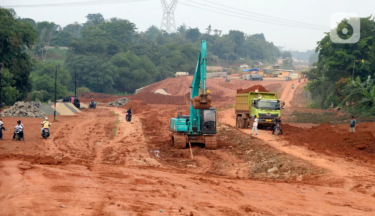 Kondisi proyek jalan baru Bojonggede-Kemang (Bomang) di Jampang, Kabupaten Bogor, Jumat (25/9/2020). Proyek jalan baru Bomang kini memasuki tahap pengurukan tanah untuk pemadatan. (merdeka.com/Dwi Narwoko)
