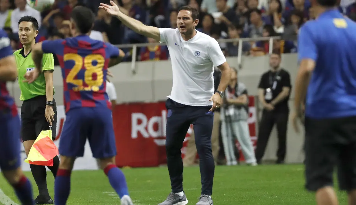Pelatih  Chelsea Frank Lampard menginstruksikan pemainnya saat bertanding melawan Barcelona pada laga perdana pramusim di Saitama Stadium 2002, Saitama, Selasa (23/7/2019). Chelsea menang tipis 2-1 atas Barcelona. (AP Photo/Shuji Kajiyama)