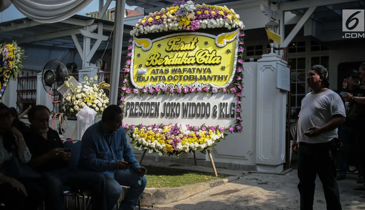 Karangan bunga dari Presiden Joko Widodo atas meninggalnya istri Indro Warkop, Nita Octobijanthy terpajang di rumah duka kawasan Pulo Mas, Jakarta, Rabu (10/10). Istri Indro Warkop meninggal akibat kanker paru-paru stadium 4. (Liputan6.com/Faizal Fanani)