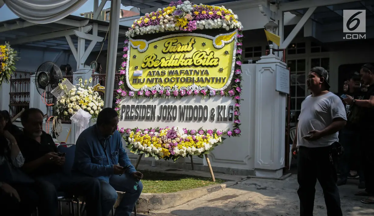 Karangan bunga dari Presiden Joko Widodo atas meninggalnya istri Indro Warkop, Nita Octobijanthy terpajang di rumah duka kawasan Pulo Mas, Jakarta, Rabu (10/10). Istri Indro Warkop meninggal akibat kanker paru-paru stadium 4. (Liputan6.com/Faizal Fanani)