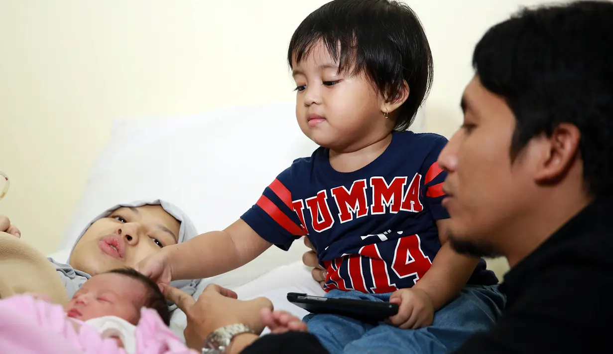 Natasha berharap putri keduanya menjadi anak soleh, cantik hati dan parasnya dan mendapat rahmat dari Yang Maha Kuasa. (Deki Prayoga/Bintang.com)