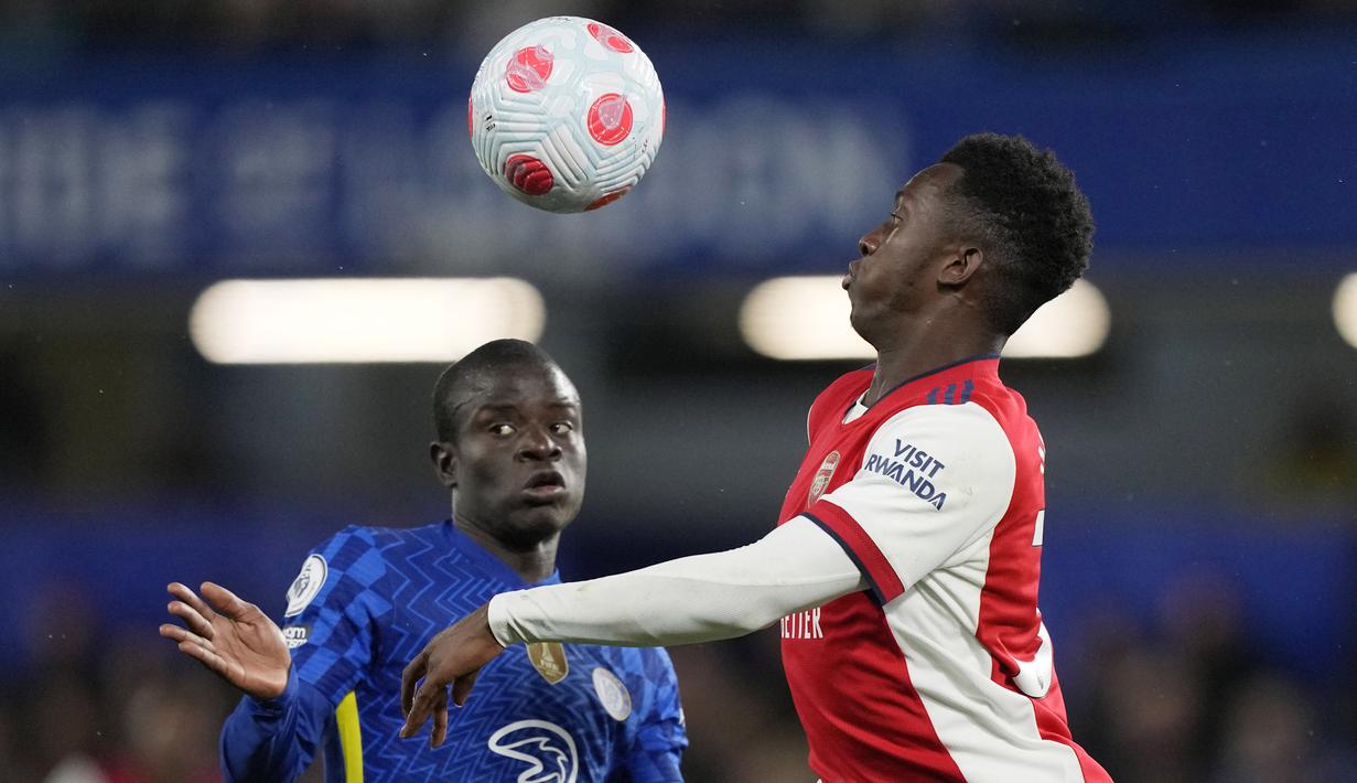 Saka sangat berkontribusi dalam membantu timnya ketika bertahan. Saka tercatat 100 persen melakukan tekel sukses, empat kali melakukan intersep, dan tiga kali memenangi duel udara. (AP/Frank Augstein)