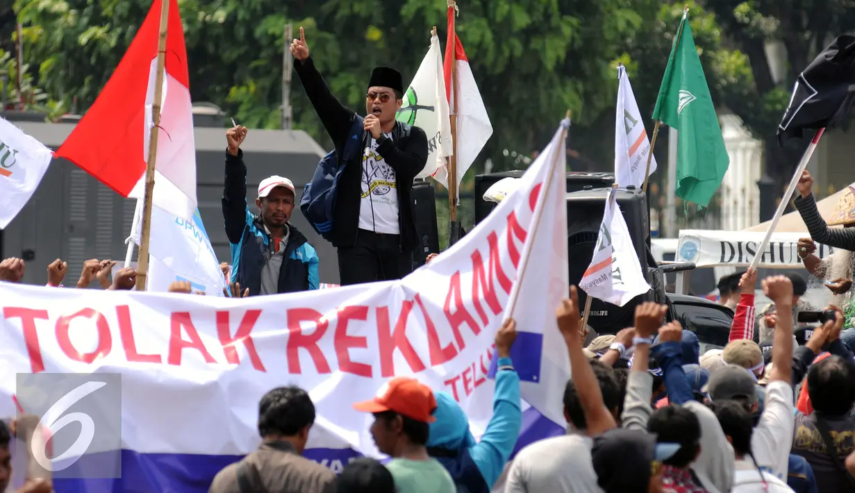  Ratusan nelayan dari pesisir teluk Jakarta melakukan aksi unjuk rasa di depan Istana Merdeka Jakarta, Kamis (21/4/2016). Dalam aksinya, mereka menolak reklamasi teluk Jakarta dan menolak penggusuran pemukiman nelayan. (Liputan6.com/Helmi Fithriansyah)