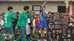 Pemain Antam FC merayakan gol saat melawan Timnas Futsal Indonesia pada laga uji coba di Tifosi Sport Center, Jakarta Timur, (13/1/2017). Timnas Futsal menang 5-2. (Bola.com/Nicklas Hanoatubun)