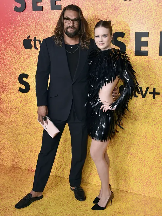 Jason Momoa berpose dengan Hera Hilmar di karpet merah saat tiba di pemutaran perdana musim ketiga "See,"di DGA Theater di Los Angeles (23/8/2022). (Jordan Strauss/Invision/AP)