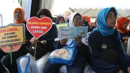 Para lansia mengantre untuk memeriksa kesehatan saraf saat CFD di Jakarta, Minggu (7/7/2019). Kemenkes bersama Neurobion, produsen vitamin neurotropik dari P&G Health Indonesia memberikan cek kesehatan mengenai risiko neuropati di acara Hari Lanjut Usia Nasional 2019. (Liputan6.com/Angga Yuniar)