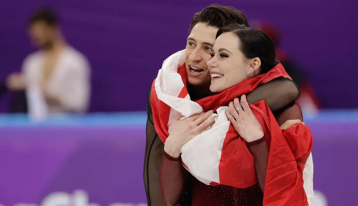 Tessa Virtue dari Kanada bersama pasangannnya Scott Moir merayakan selebrasi usai meraih kemenangan pada Olimpiade Musim Dingin Pyeongchang 2018 di Gangneung Ice Arena di Gangneung (20/2). (AP Photo/David J. Phillip)