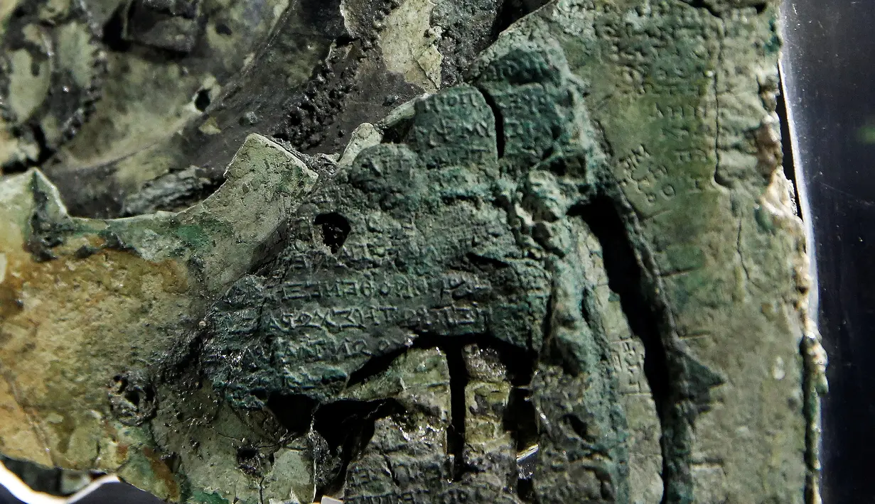 Mekanisme Antikythera saat ditampilkan di Museum Arkeologi Nasional, Athena , Yunani 9 Juni 2016. Mekanisme benda ini adalah sebagai komputer untuk mengukur pergerakan bintang-bintang dan planet-planet. (GAMBAR REUTERS / Alkis Konstantinidis)