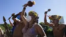 Penduduk asli Brasil demo menentang RUU Reformasi Agraria di luar Kongres di Brasilia, Brasil, Selasa (22/6/2021). Penduduk asli Brasil menilai RUU Reformasi Agraria akan membatasi pengakuan lahan reservasi. (AP Photo/Eraldo Peres)