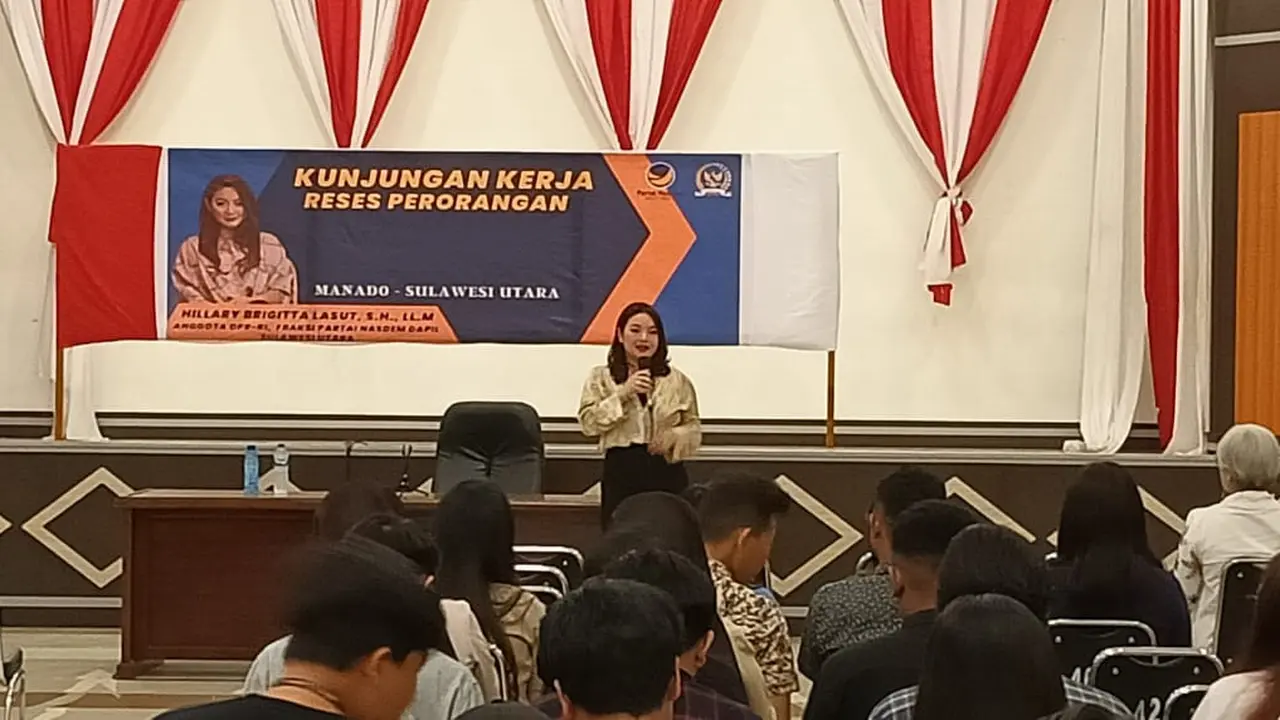 Anggota DPR RI Hillary Brigitta Lasut saat memaparkan sejumlah isu penting di hadapan ratusan OMK, Jumat (21/4/2023), di aula Markas Kodam XIII Merdeka Manado. (Foto: Yoseph Ikanubun/Liputan6.com)