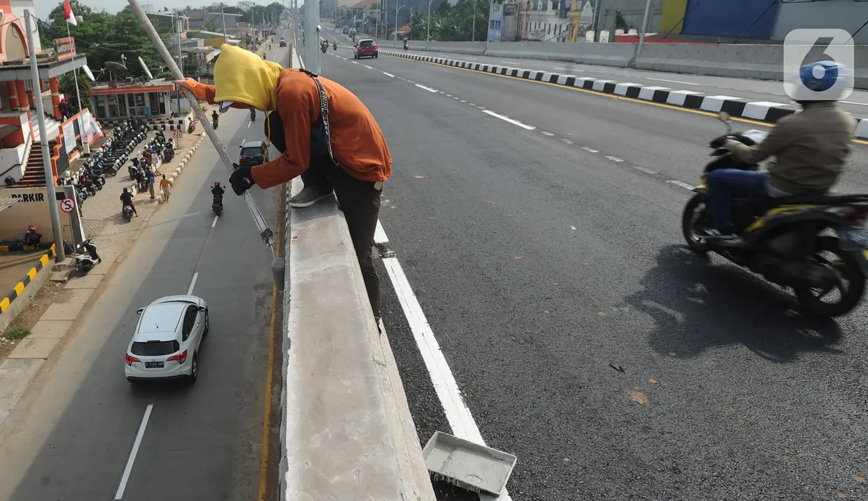 Pekerja mengecat tembok jembatan layang (flyover) simpang gaplek di Pamulang, Tangerang Selatan, Jumat (15/5/2020). Beroperasinya flyover sepanjang 446 meter yang menghubungkan Ciputat- Parung itu diharapkan membantu mengurai kemacatan yang kerap terjadi di kawasan tersebut (merdeka.com/Arie Basuki)