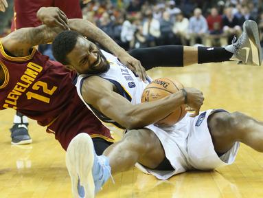 Aksi pemain Memphis Grizzlies, Tony Allen (depan) saat berebut bola dengan pemain Cleveland Cavaliers, Jordan McRae (belakang) pada laga NBA di FedExForum, (14/12/2016). Memphis menang 93-85. (Reuters/Nelson Chenault-USA TODAY Sports)