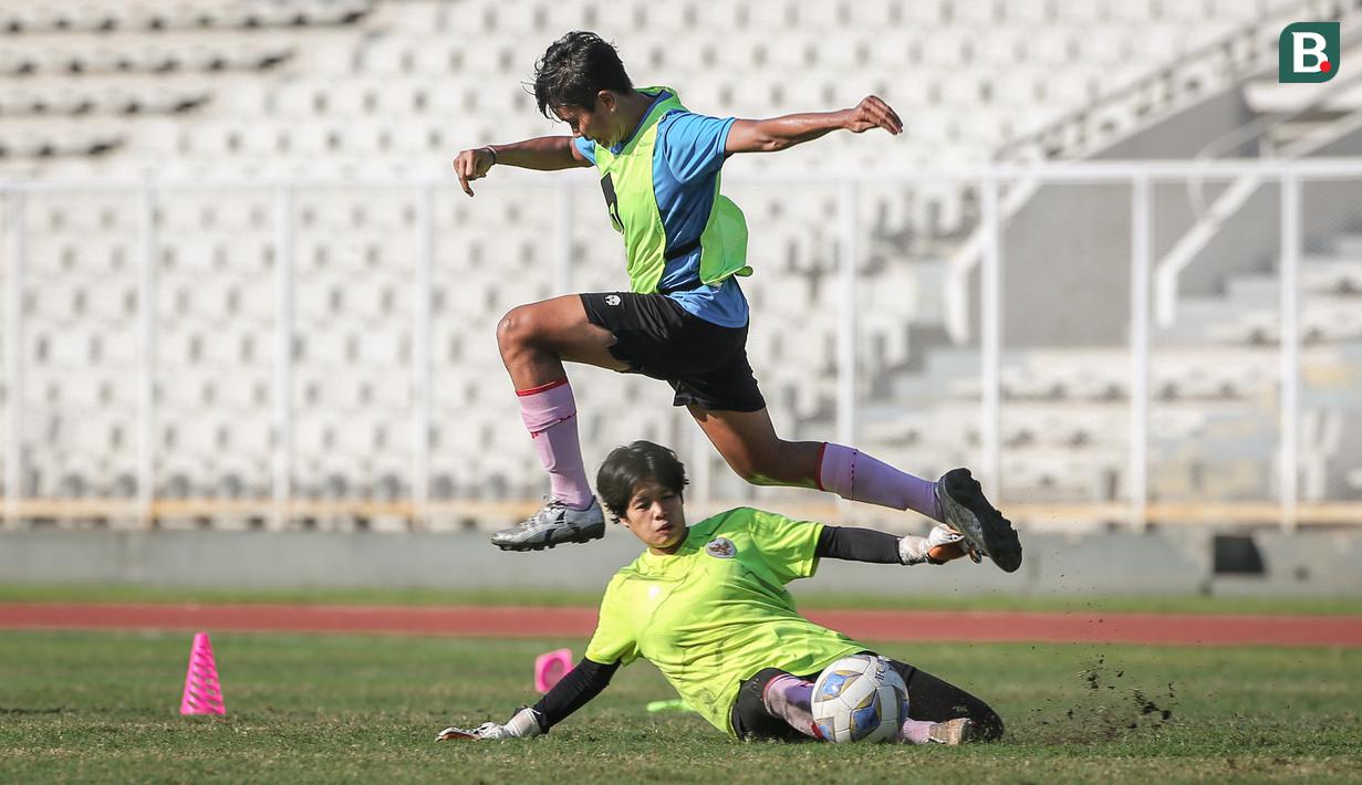 Pemain Timnas Wanita Indonesia, Prihatini Rizky (bawah) berebut bola dengan Vivi Oktavia Risky saat sesi latihan persiapan Piala Asia Wanita 2022 di Stadion Madya, Jakarta, Jumat (07/01/2021). (Bola.com/Bagaskara Lazuardi)
