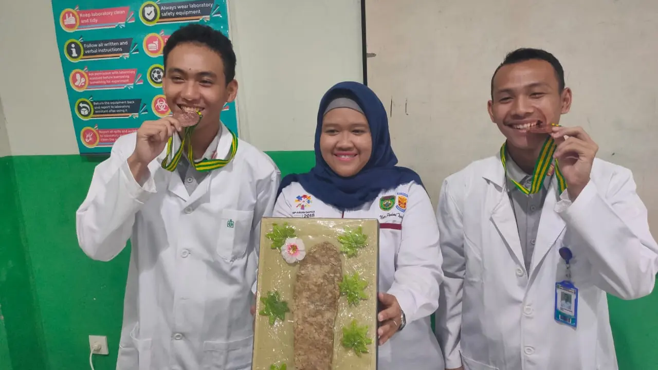 Ciptakan Alas Kaki Anti Bakteri, Anak Penjual Bensin Eceran di Sumsel Raih Prestasi