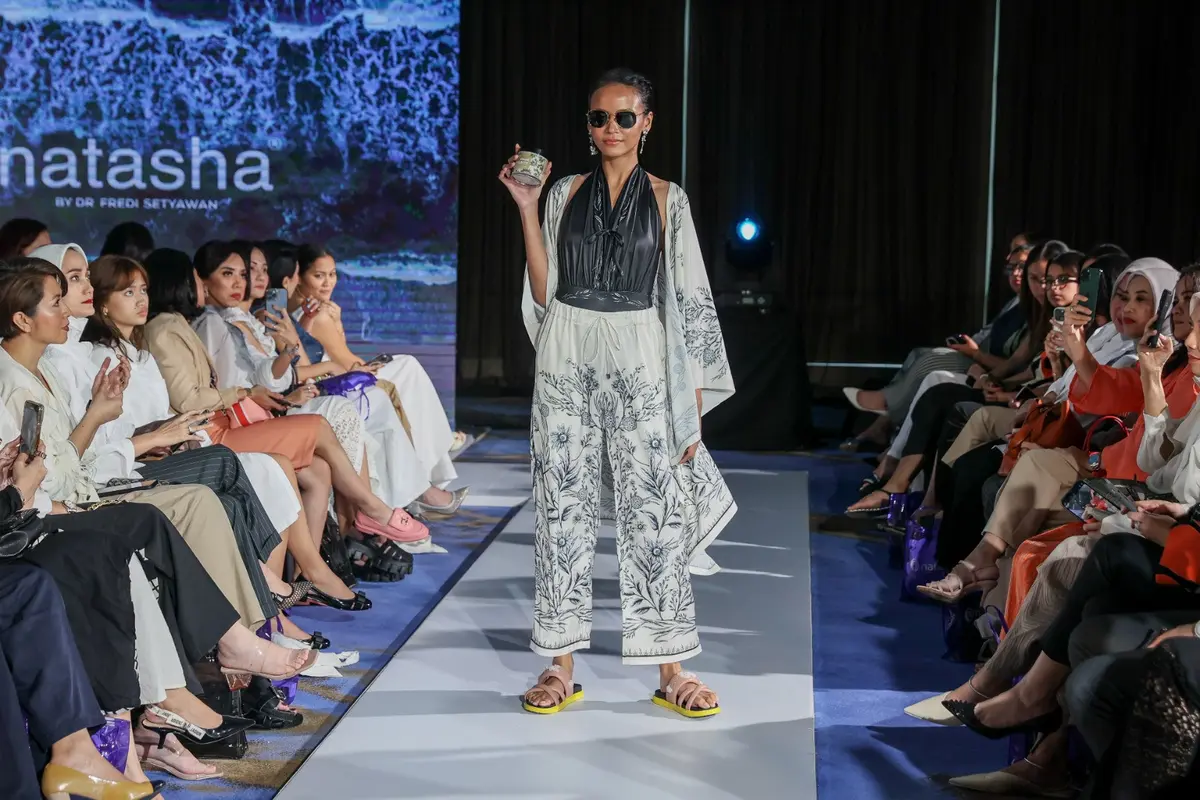 Purana dengan Natasha Skincare mengadakan Fashion Show bertema Summer Bliss dari koleksi Summer 2023 di Raffles Hotel Jakarta