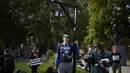 Para pengunjuk rasa yang menentang paspor vaksin COVID-19 dan pembatasan pemerintah Inggris berdemonstrasi di Parliament Square, London, Rabu (20/10/2021). Organisasi Kesehatan Dunia atau WHO mencatat terjadi kenaikan kasus Covid-19 sebesar 7% di seluruh Eropa pada pekan lalu. (AP Photo/Matt Dunham