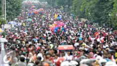 Ribuan warga saat mengikuti Kirab Budaya Merah Putih di Bogor, Jawa Barat, Minggu (13/11). Acara ini bertujuan untuk memperkenalkan budaya bangsa kepada anak-anak muda dan sekaligus mempromosikan wisata serta kuliner Bogor. (Liputan6.com/Yoppy Renato)