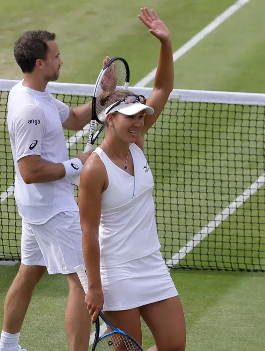 Pasangan ganda campuran Bruno Soares/Nicole Melichar menyapa penonton usai menghadapi Serena Williams/Andy Murray pada laga 16 besar Wimbledon 2019 di London, Inggris, Rabu (10/7/2019). Serena Williams/Andy Murray gagal melaju ke babak perempat final. (AP Photo/Kirsty Wigglesworth)