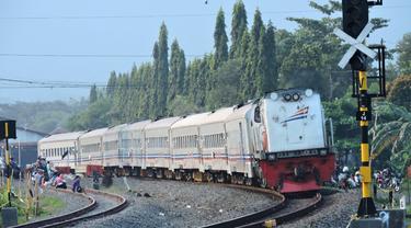 Ilustrasi – kereta api melintas di wilayah Daop 5 Purwokerto. (Foto: Liputan6.com/KAI Daop 5 PWT/Muhamad Ridlo)
