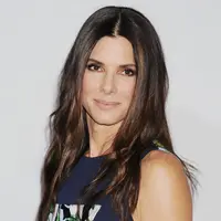 Sandra Bullock meneriaki fans nya yang menggunakan kursi roda saat meminta tanda tangan. (The Daily Beast)