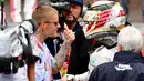 Penyanyi Justin Bieber memberikan selamat kepada pembalab Lewis Hamilton saat menjuarai Grand Prix di Monaco, (29/5). Ini merupakan kemenangan ke-44 sepanjang karier Hamilton. (AFP PHOTO/ANDREJ ISAKOVIC)