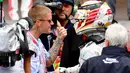 Penyanyi Justin Bieber memberikan selamat kepada pembalab Lewis Hamilton saat menjuarai Grand Prix di Monaco, (29/5). Ini merupakan kemenangan ke-44 sepanjang karier Hamilton. (AFP PHOTO/ANDREJ ISAKOVIC)