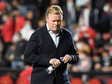Ronald Koeman - Pelatih asal Belanda itu resmi dipecat oleh Barcelona FC menyusul kekalahan dari Rayo Vallecano 0 – 1 pada kamis, 28 Oktober 2021. (AFP/Oscar Del Pozo)