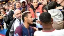 Penyerang PSG, Neymar menyapa penonton sebelum berfoto bersama usai pertandingan Ligue 1 antara PSG melawan Bordeau di stadion Parc des Princes di Paris (30/9). Dalam pertandingan ini Neymar menyumbang satu gol untuk PSG. (AFP Photo/Franck Fife)