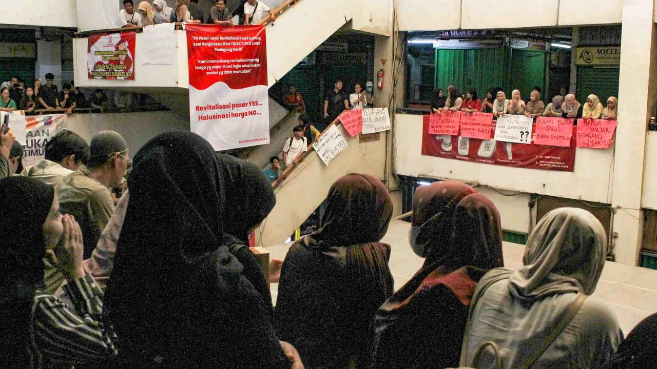 FOTO: Pasar Pramuka Lumpuh, Pedagang Gelar Aksi Tolak Revitalisasi yang Dinilai Memberatkan