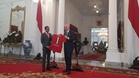 Penyerahan Sejumlah Hadiah dari Presiden FIFA, Gianni Infantino kepada Presiden Joko Widodo (Jokowi). (Dok. Liputan6.com/Lizsa Egeham)