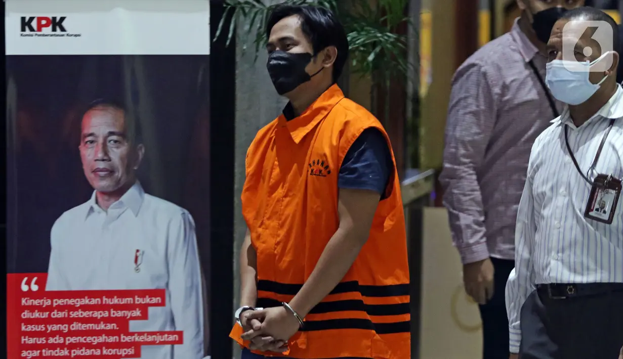 Bupati Penajam Paser Utara Kalimantan Timur, Abdul Gafur Mas’ud (kiri) usai rilis penahanan tersangka di Gedung KPK, Jakarta, Kamis (13/1/2022). Abdul Gafur Mas’ud ditetapkan sebagai tersangka terkait kasus dugaan suap pengadaan barang dan jasa serta perijinan. (Liputan6.com/Helmi Fithriansyah)