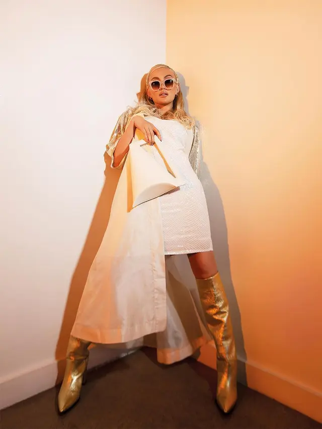 Parade Gaun Agnez Mo di Sampul Bazaar Vietnam Padukan Gaya Glamor dan Streetstyle