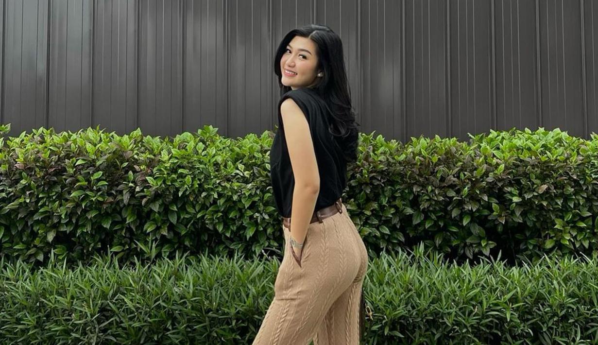 Debut tahun 2012, Shaura Nabilla memulai kariernya di usia 15 tahun. Selain pernah adu akting bareng Natasha Wilona, Shaura Nabilla juga pernah adu akting bareng Mikha Tambayong di sinetron Siti Bling-Bling hingga Dinda Hauw di sinetron Aku Anak Indonesia. Aktif berakting sejak tahun 2012, Shaura Nabilla banjir pujian karena tetap mengutamakan pendidikannya. (Liputan6.com/IG@shaura.nabilla)