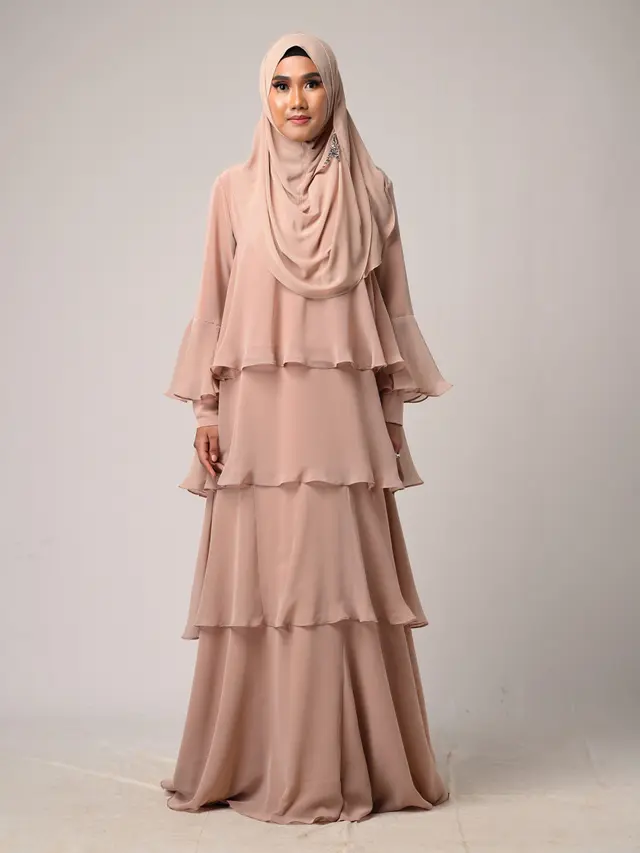 Gamis dengan Detail Ruffle dan Layer Bertumpuk