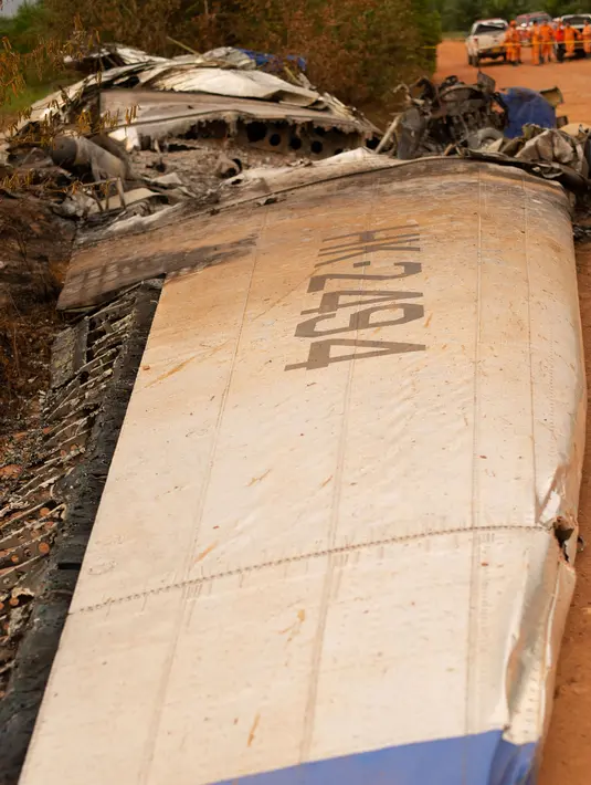 Puing sayap pesawat penumpang Douglas DC-3 yang jatuh di provinsi dataran Kolombia, Meta, San Martin, Kolombia (9/3). Pesawat bermesin ganda jatuh dalam penerbangan di antara dua kota yakni San Jose del Guaviare dan Vilavicencio. (Reuters/Santiago Molina)