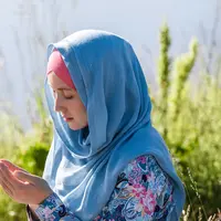 ilustrasi wanita muslim berdoa/copyright shutterstock.com/Aisylu Ahmadieva
