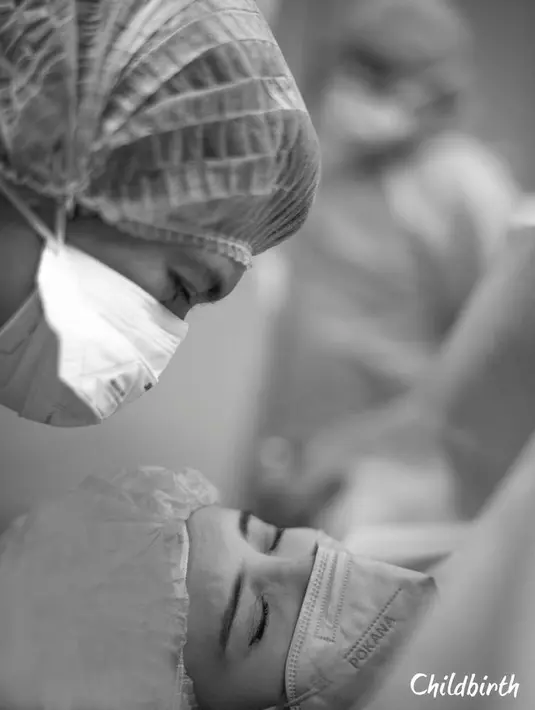 Di salah satu rumah sakit ibu dan anak di kawasan Menteng, Jakarta Pusat, Zaskia menjalani proses operasi cesar. Sebagai suami, Irwansyah mendampingi sang istri yang tengah berjuang. Ia menceritakan suasana tegang yang dirasakan di ruang bersalin. (Instagram/irwansyah_15)