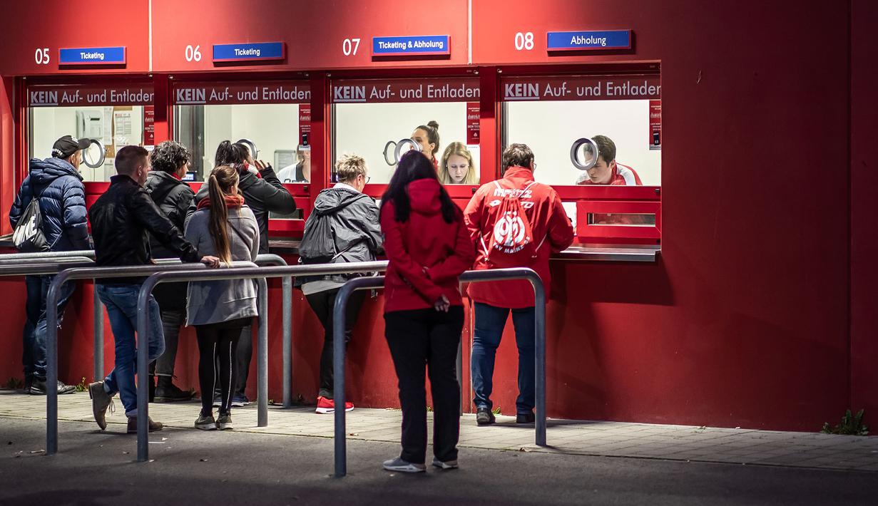 Suasana pembelian tiket yang tertib jelang laga antara FSV Mainz 05 vs FC Koln di Opel Arena pada pada Bundesliga musim 2019/2020. (Christian Kaspar-Bartke/Bundesliga/Bundesliga Collection via Getty Images)